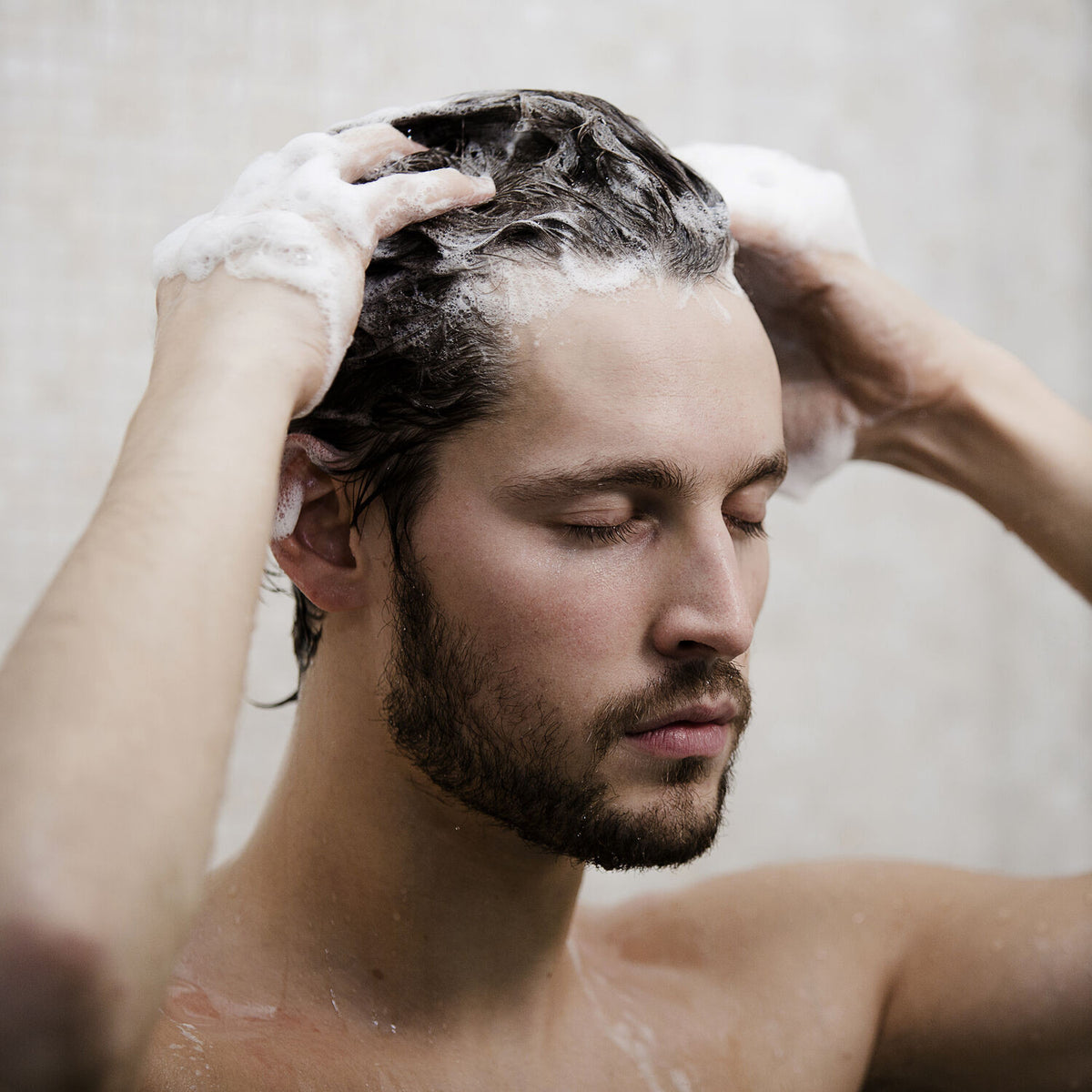 Revitalizing Smoothing Shampoo with Macadamia Oil